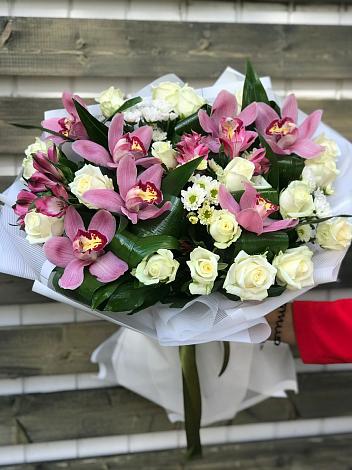 Букет цветов из: Розы и Хризантемы в Санкт-Петербурге