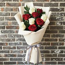 Букет красно-белые розы в Санкт-Петербурге Букет цветов из:  Розы в Санкт-Петербурге