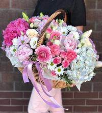 Композиция солнечный день в Санкт-Петербурге Цветочная композиция из Розы, Хризантемы, Пионы и Лизиантусы в корзине в Санкт-Петербурге