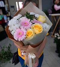 Букет цветов из:  Герберы, Розы и Хризантемы в Санкт-Петербурге