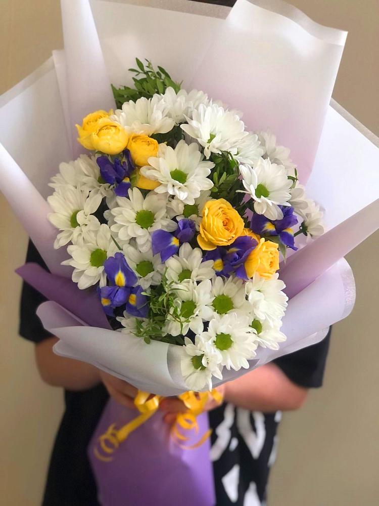 Букет солнечный привет в Санкт-Петербурге Букет цветов из: Ирисы, Хризантемы и Розы в Санкт-Петербурге